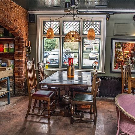 The Swan Inn Chiddingfold Esterno foto